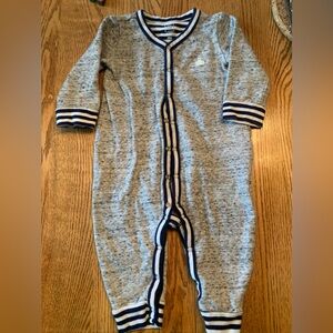onesie baby GAP 6-12 months only worn a handful of times